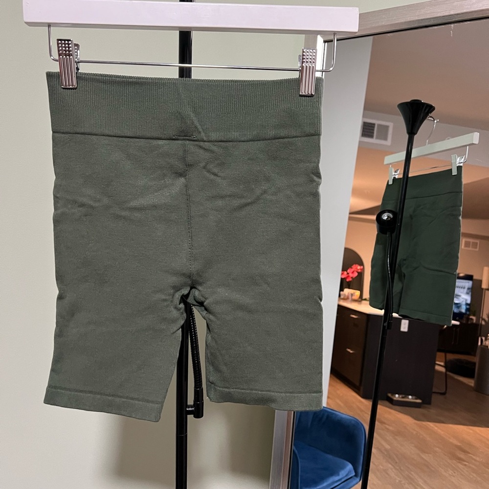 Fabletics Cloud Seamless High-Waisted 7" Short - Safari Green - S